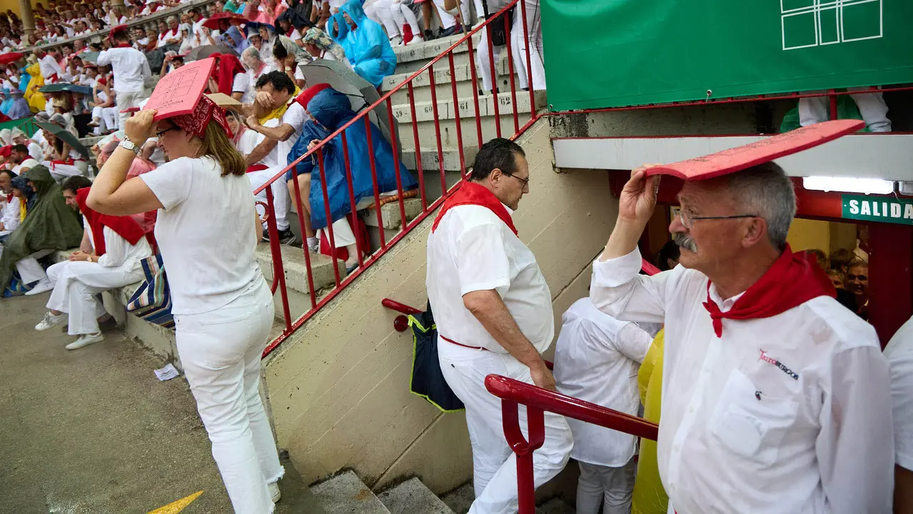 Los tendidos de la plaza de Toros de Pamplona durante la séptima corrida de la Feria del Toro de San Fermín 2025 con toros de La Palmosilla para Jiménez Fortes, Fernando Adrián y Ginés Marín. IÑIGO ALZUGARAY