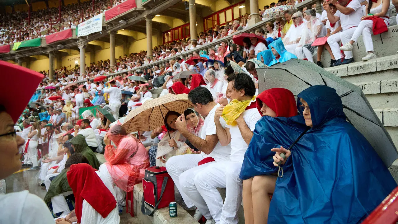 Los tendidos de la plaza de Toros de Pamplona durante la séptima corrida de la Feria del Toro de San Fermín 2025 con toros de La Palmosilla para Jiménez Fortes, Fernando Adrián y Ginés Marín. IÑIGO ALZUGARAY