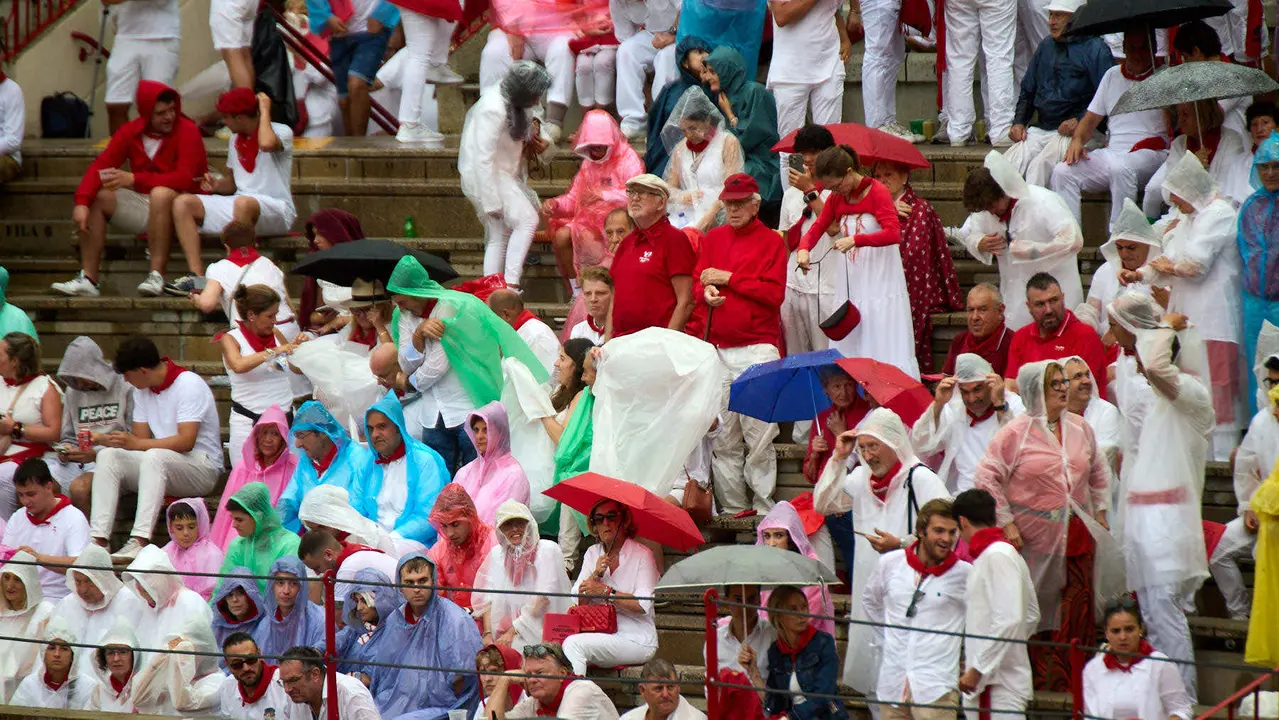 Los tendidos de la plaza de Toros de Pamplona durante la séptima corrida de la Feria del Toro de San Fermín 2025 con toros de La Palmosilla para Jiménez Fortes, Fernando Adrián y Ginés Marín. IÑIGO ALZUGARAY