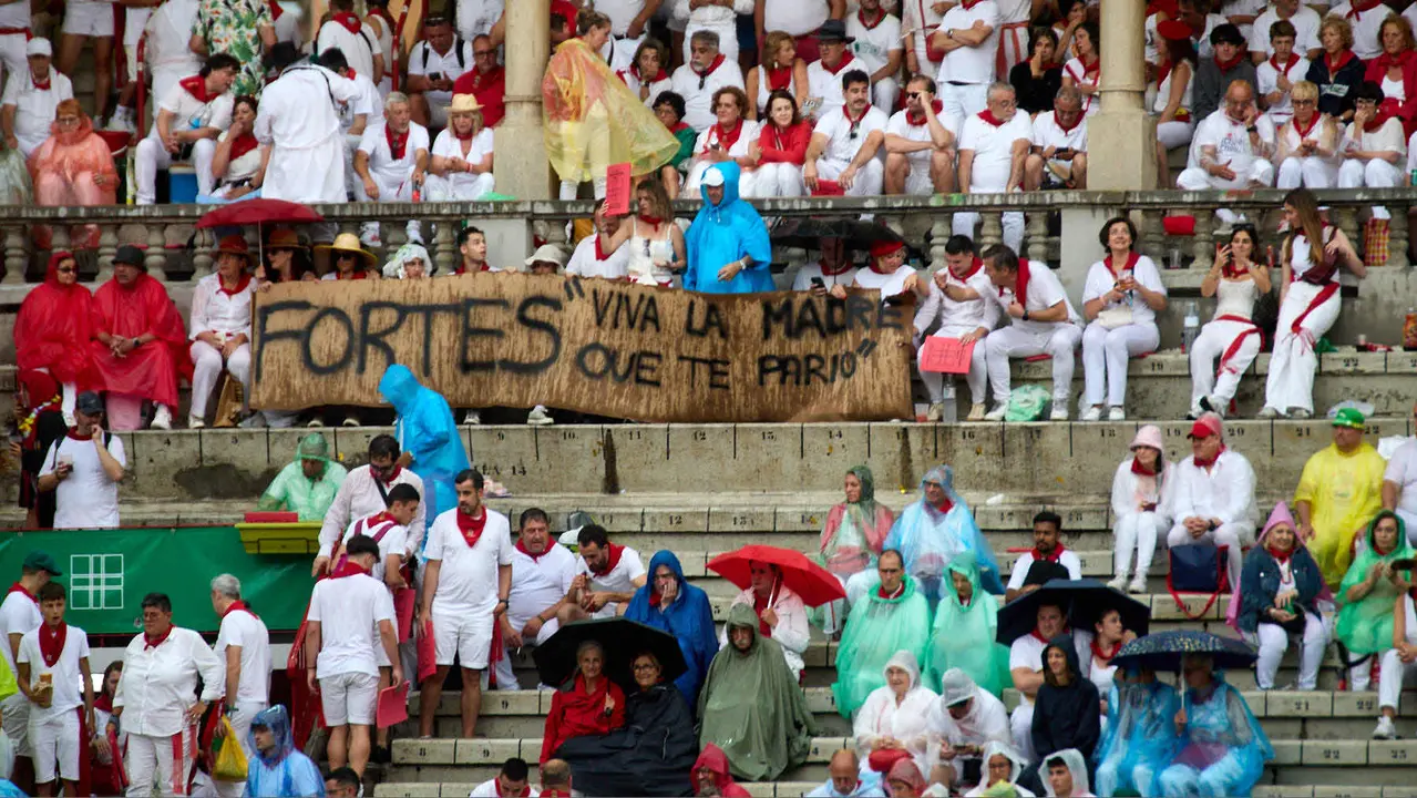 Los tendidos de la plaza de Toros de Pamplona durante la séptima corrida de la Feria del Toro de San Fermín 2025 con toros de La Palmosilla para Jiménez Fortes, Fernando Adrián y Ginés Marín. IÑIGO ALZUGARAY