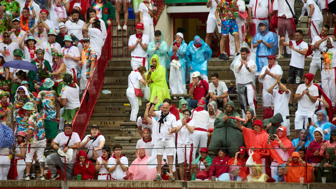 Los tendidos de la plaza de Toros de Pamplona durante la séptima corrida de la Feria del Toro de San Fermín 2025 con toros de La Palmosilla para Jiménez Fortes, Fernando Adrián y Ginés Marín. IÑIGO ALZUGARAY