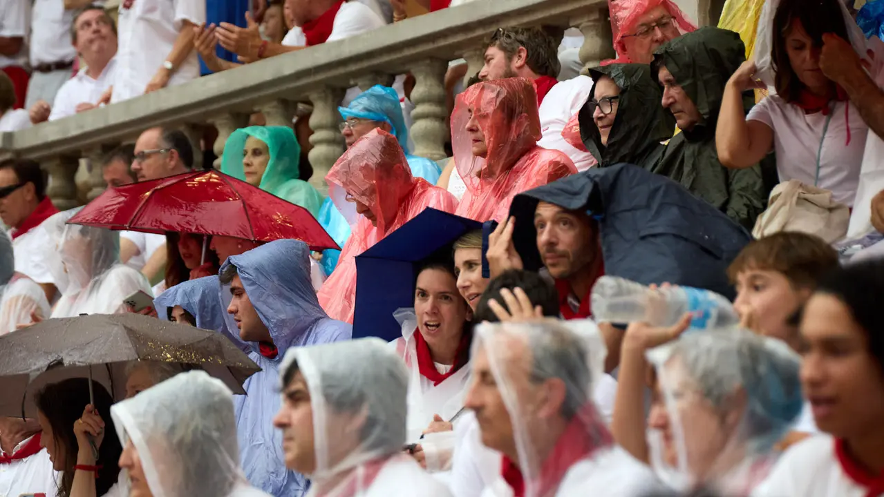 Los tendidos de la plaza de Toros de Pamplona durante la séptima corrida de la Feria del Toro de San Fermín 2025 con toros de La Palmosilla para Jiménez Fortes, Fernando Adrián y Ginés Marín. IÑIGO ALZUGARAY