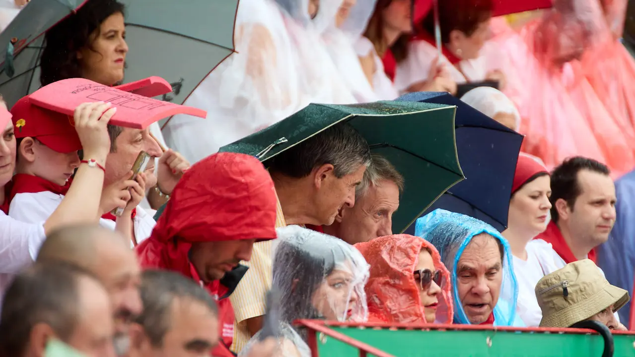 Los tendidos de la plaza de Toros de Pamplona durante la séptima corrida de la Feria del Toro de San Fermín 2025 con toros de La Palmosilla para Jiménez Fortes, Fernando Adrián y Ginés Marín. IÑIGO ALZUGARAY