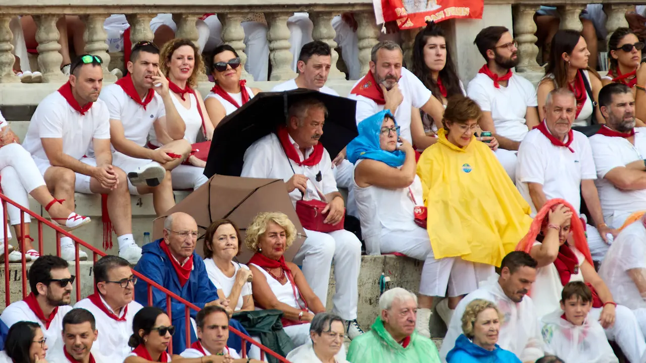 Los tendidos de la plaza de Toros de Pamplona durante la séptima corrida de la Feria del Toro de San Fermín 2025 con toros de La Palmosilla para Jiménez Fortes, Fernando Adrián y Ginés Marín. IÑIGO ALZUGARAY