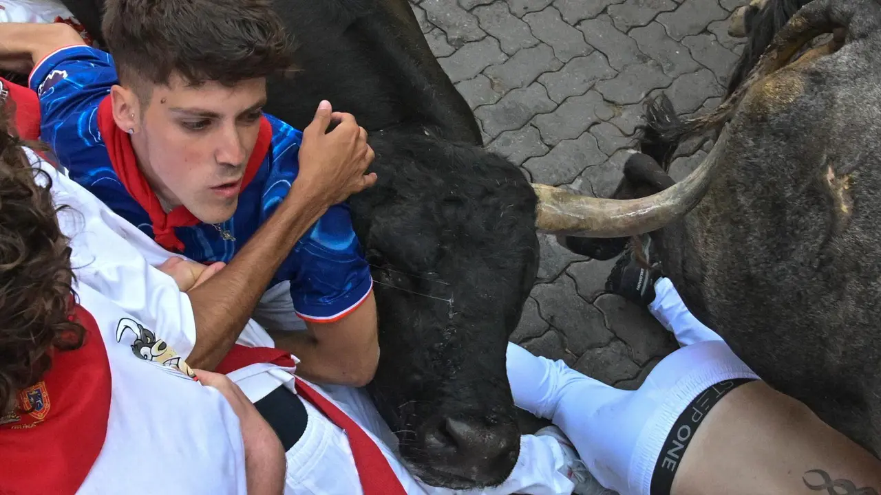 Séptimo encierro de San Fermín 2025 el día 13 de julio con toros de La Palmosilla en Telefónica. EFE - DANIEL FERNÁNDEZ