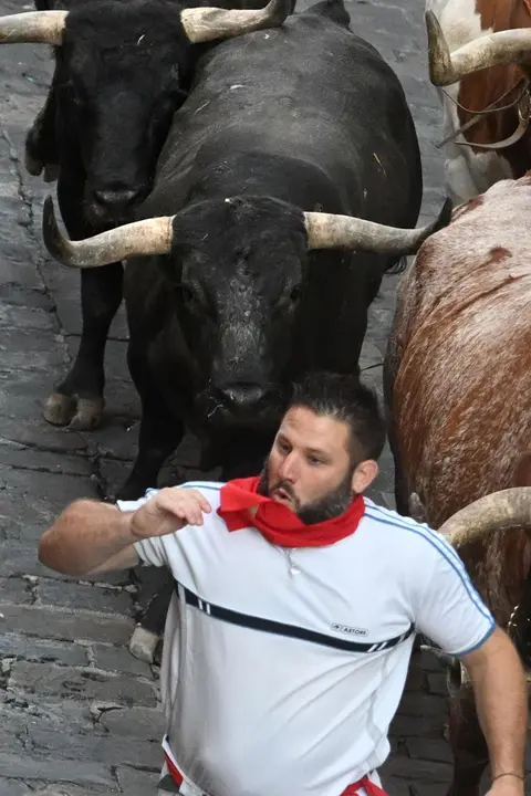 Octavo encierro de San Fermín 2025 el día 14 de julio con toros de Miura en Santo Domingo. EFE - JOSE LUIS LARRIÓN (1)