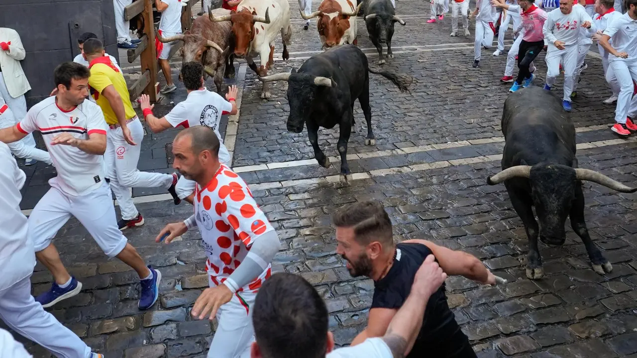 Octavo encierro de San Fermín 2025 el día 14 de julio con toros de Miura en la curva de Mercaderes. EFE - AINHOA TEJERINA (2)
