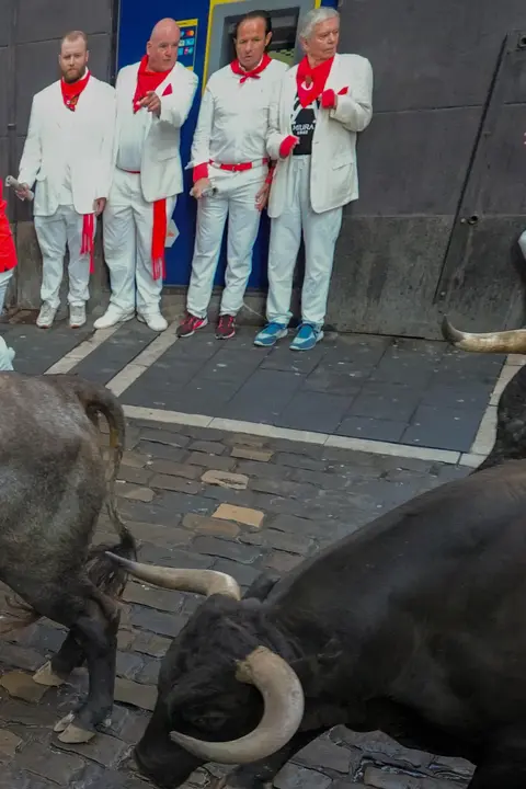 Octavo encierro de San Fermín 2025 el día 14 de julio con toros de Miura en la curva de Mercaderes. EFE - AINHOA TEJERINA (1)