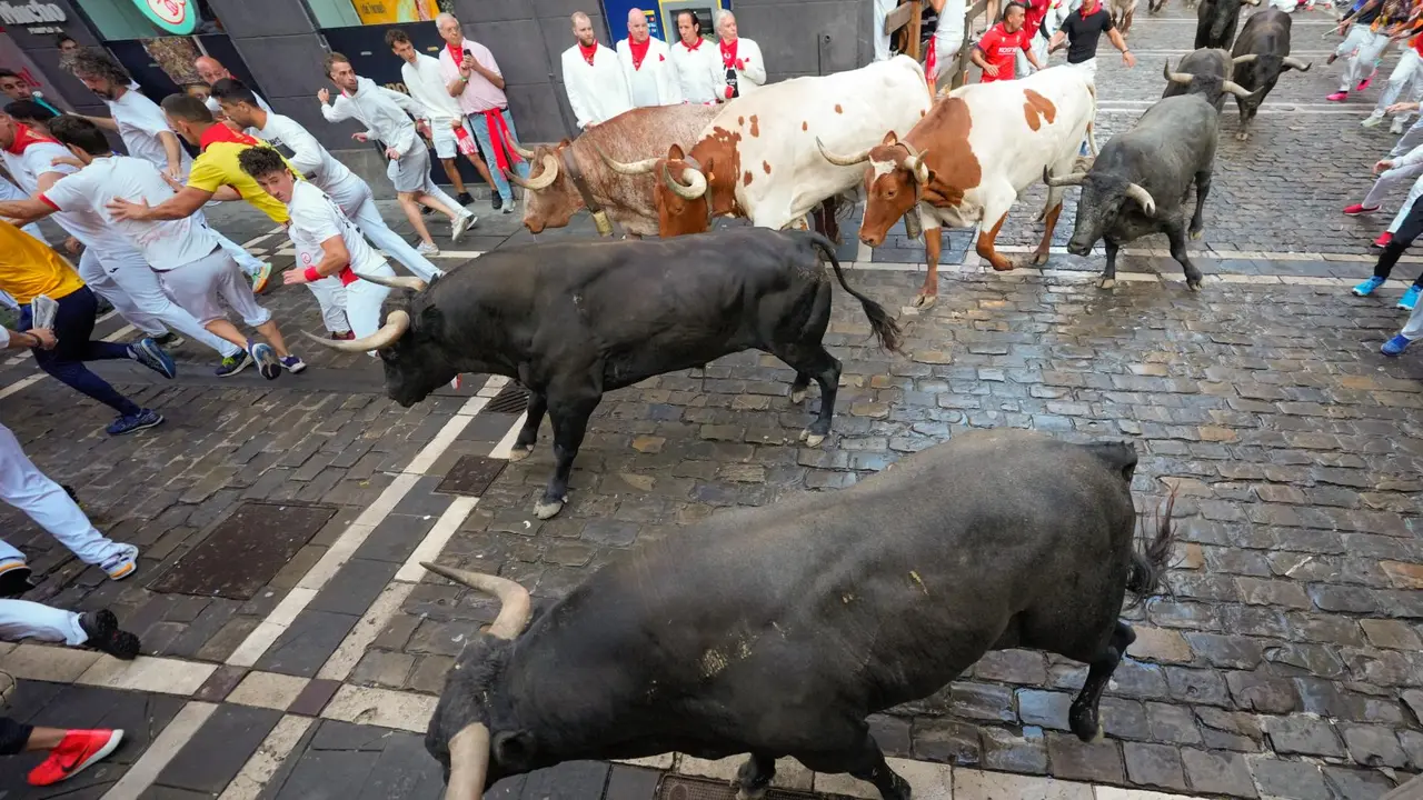 Octavo encierro de San Fermín 2025 el día 14 de julio con toros de Miura en la curva de Mercaderes. EFE - AINHOA TEJERINA (3)