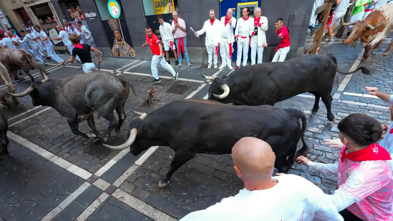Octavo encierro de San Fermín 2025 el día 14 de julio con toros de Miura en la curva de Mercaderes. EFE - AINHOA TEJERINA (4)