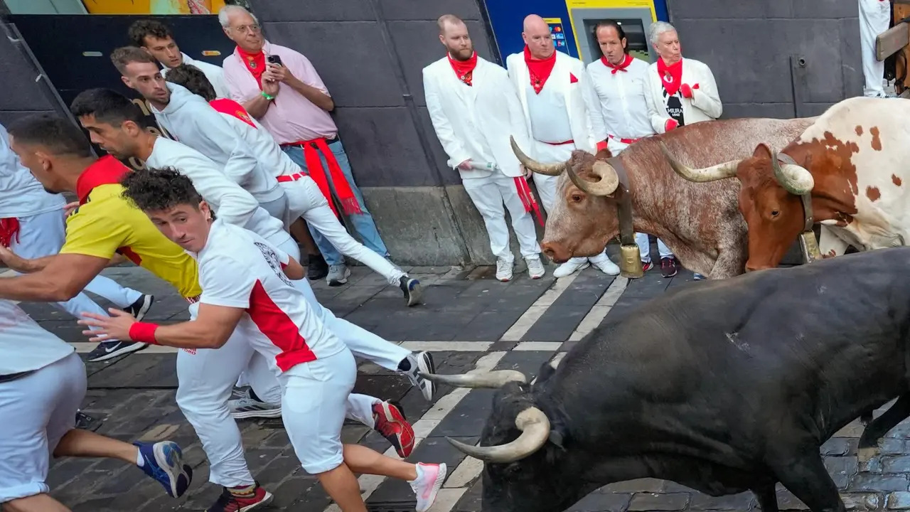 Octavo encierro de San Fermín 2025 el día 14 de julio con toros de Miura en la curva de Mercaderes. EFE - AINHOA TEJERINA (5)