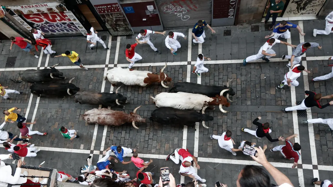 Octavo encierro de San Fermín 2025 el día 14 de julio con toros de Miura en Estafeta. EFE - JESÚS DIGES (2)