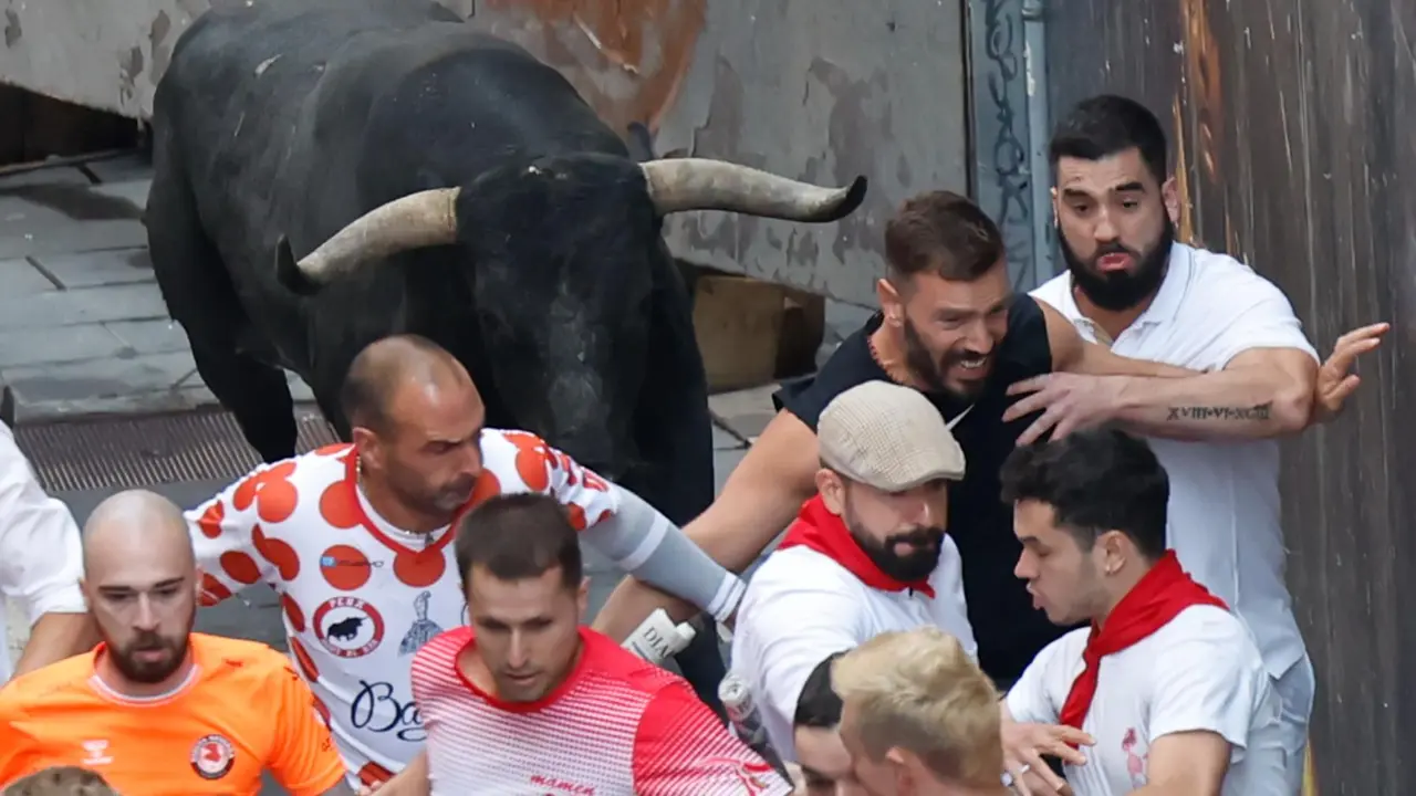 Octavo encierro de San Fermín 2025 el día 14 de julio con toros de Miura en Estafeta. EFE - JESÚS DIGES (3)