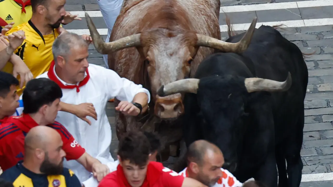 Octavo encierro de San Fermín 2025 el día 14 de julio con toros de Miura en Estafeta. EFE - JESÚS DIGES (1)