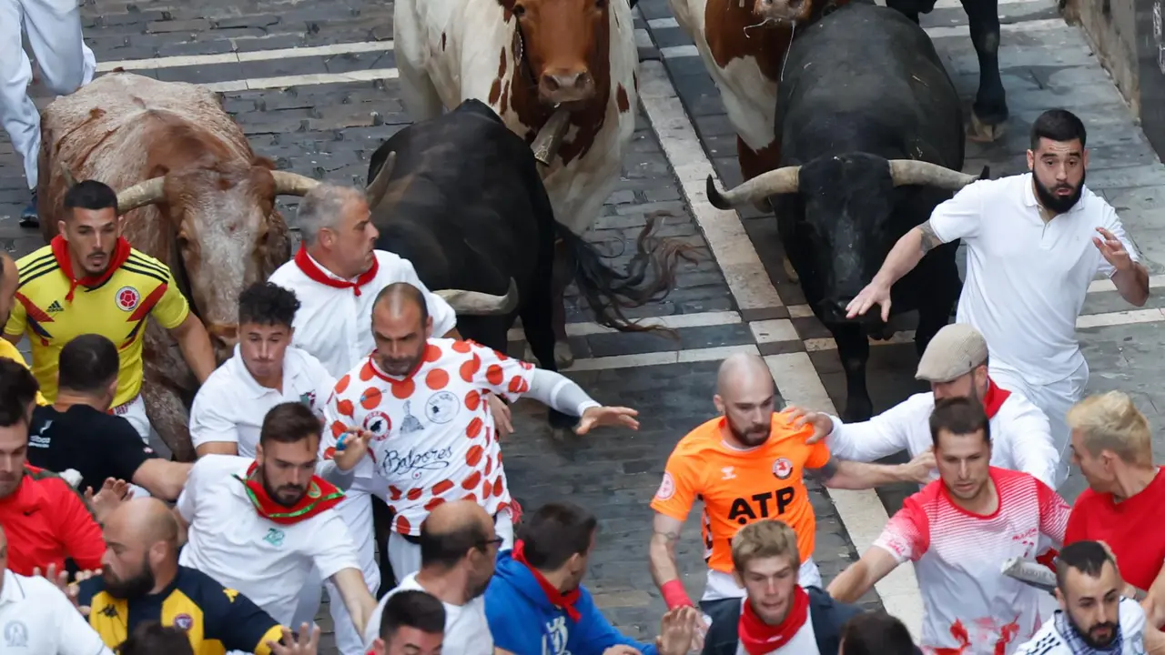 Octavo encierro de San Fermín 2025 el día 14 de julio con toros de Miura en Estafeta. EFE - JESÚS DIGES (4)