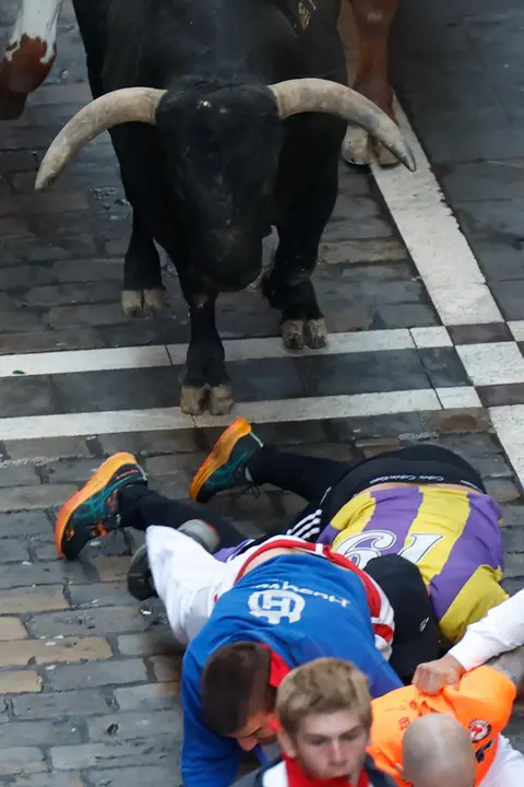Octavo encierro de San Fermín 2025 el día 14 de julio con toros de Miura en Estafeta. EFE - JESÚS DIGES (7)