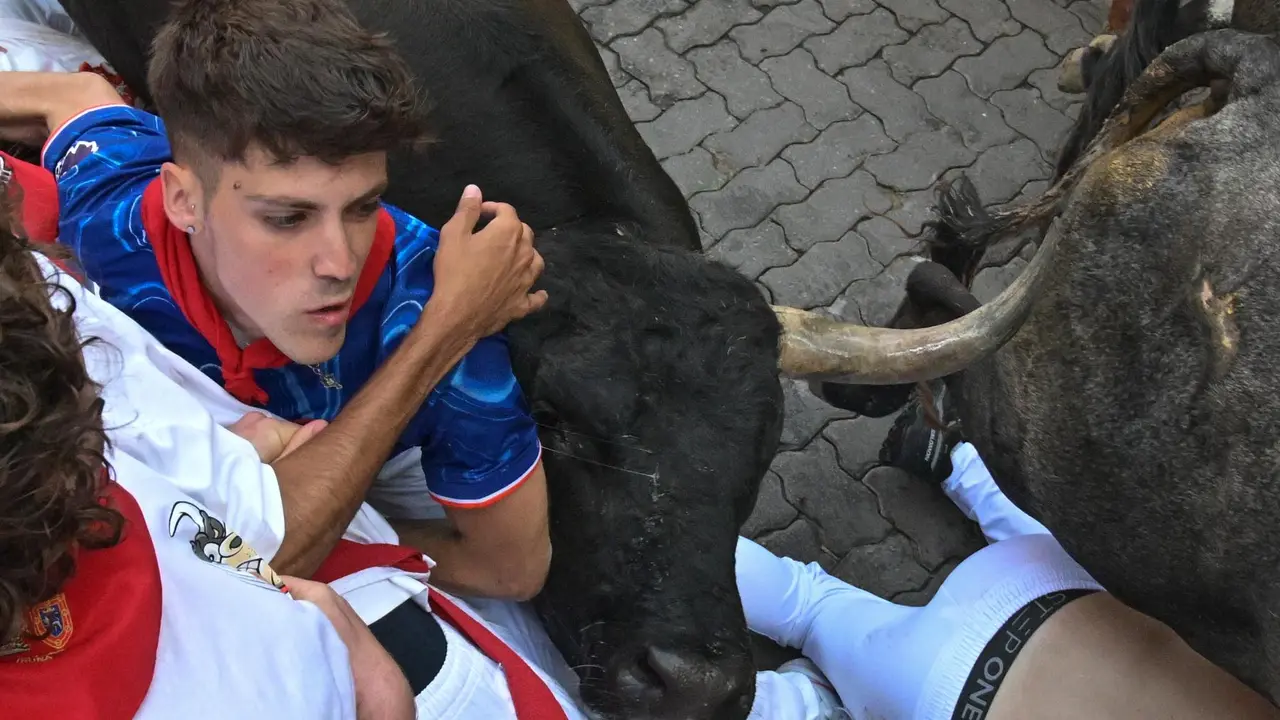 Séptimo encierro de San Fermín 2025 el día 13 de julio con toros de La Palmosilla en Telefónica. EFE - DANIEL FERNÁNDEZ (4)