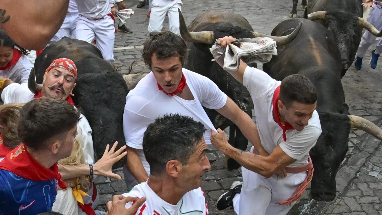 Séptimo encierro de San Fermín 2025 el día 13 de julio con toros de La Palmosilla en Telefónica. EFE - DANIEL FERNÁNDEZ (5)
