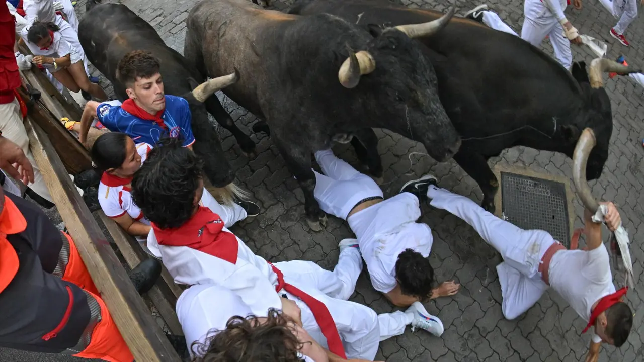 Séptimo encierro de San Fermín 2025 el día 13 de julio con toros de La Palmosilla en Telefónica. EFE - DANIEL FERNÁNDEZ (7)