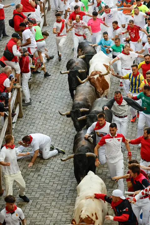 Octavo encierro de San Fermín 2025 el día 14 de julio con toros de Miura en la bajada al callejón. EFE - VILLAR LÓPEZ (1)