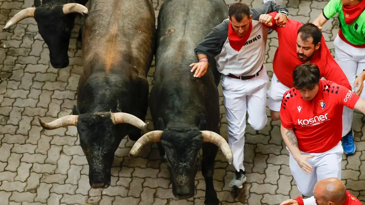 Octavo encierro de San Fermín 2025 el día 14 de julio con toros de Miura en la bajada al callejón. EFE - VILLAR LÓPEZ (3)