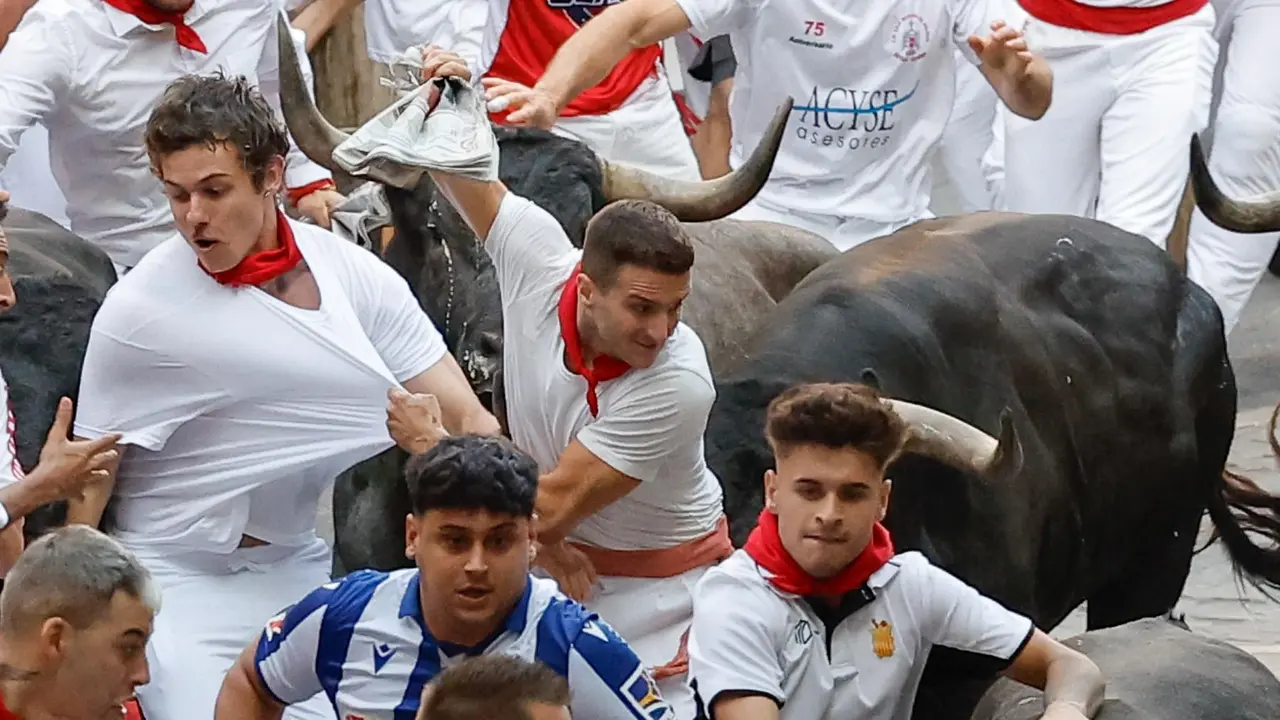 Octavo encierro de San Fermín 2025 el día 14 de julio con toros de Miura en la bajada al callejón. EFE - VILLAR LÓPEZ (4)