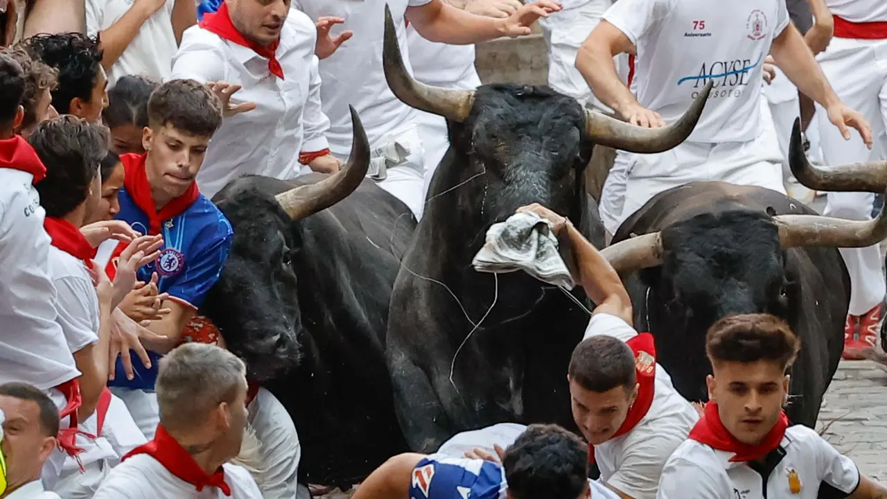 Octavo encierro de San Fermín 2025 el día 14 de julio con toros de Miura en la bajada al callejón. EFE - VILLAR LÓPEZ (5)