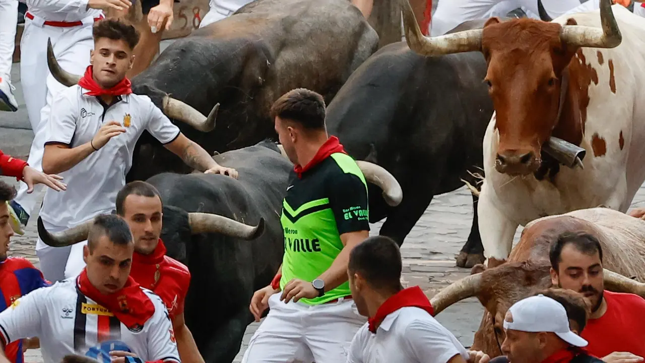 Octavo encierro de San Fermín 2025 el día 14 de julio con toros de Miura en la bajada al callejón. EFE - VILLAR LÓPEZ (6)