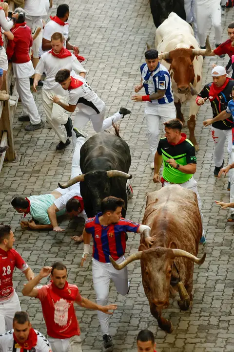 Octavo encierro de San Fermín 2025 el día 14 de julio con toros de Miura en la bajada al callejón. EFE - VILLAR LÓPEZ (7)