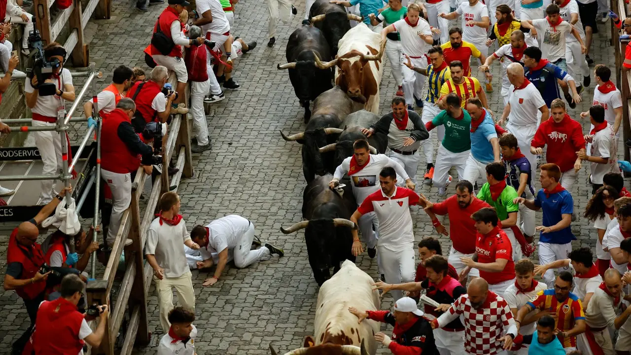 Octavo encierro de San Fermín 2025 el día 14 de julio con toros de Miura en la bajada al callejón. EFE - VILLAR LÓPEZ (8)