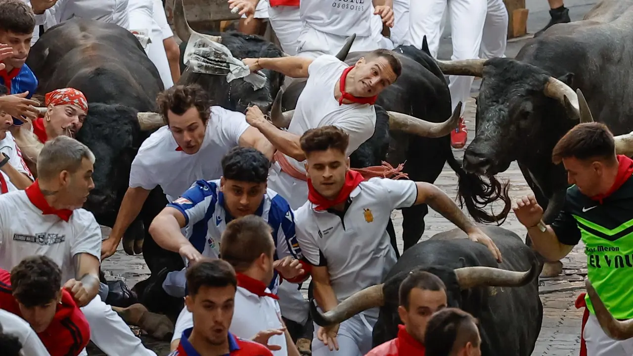 Octavo encierro de San Fermín 2025 el día 14 de julio con toros de Miura en la bajada al callejón. EFE - VILLAR LÓPEZ (9)