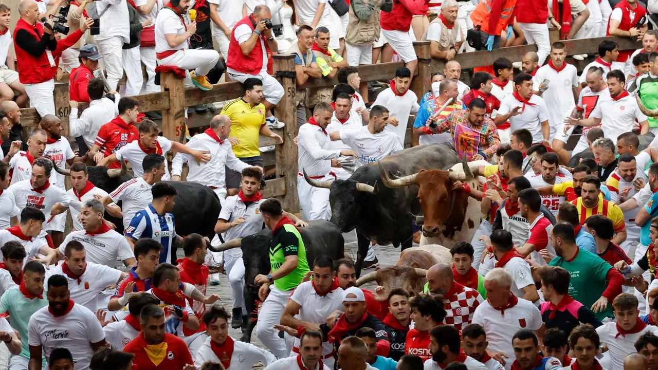 Octavo encierro de San Fermín 2025 el día 14 de julio con toros de Miura en la bajada al callejón. EFE - VILLAR LÓPEZ (10)