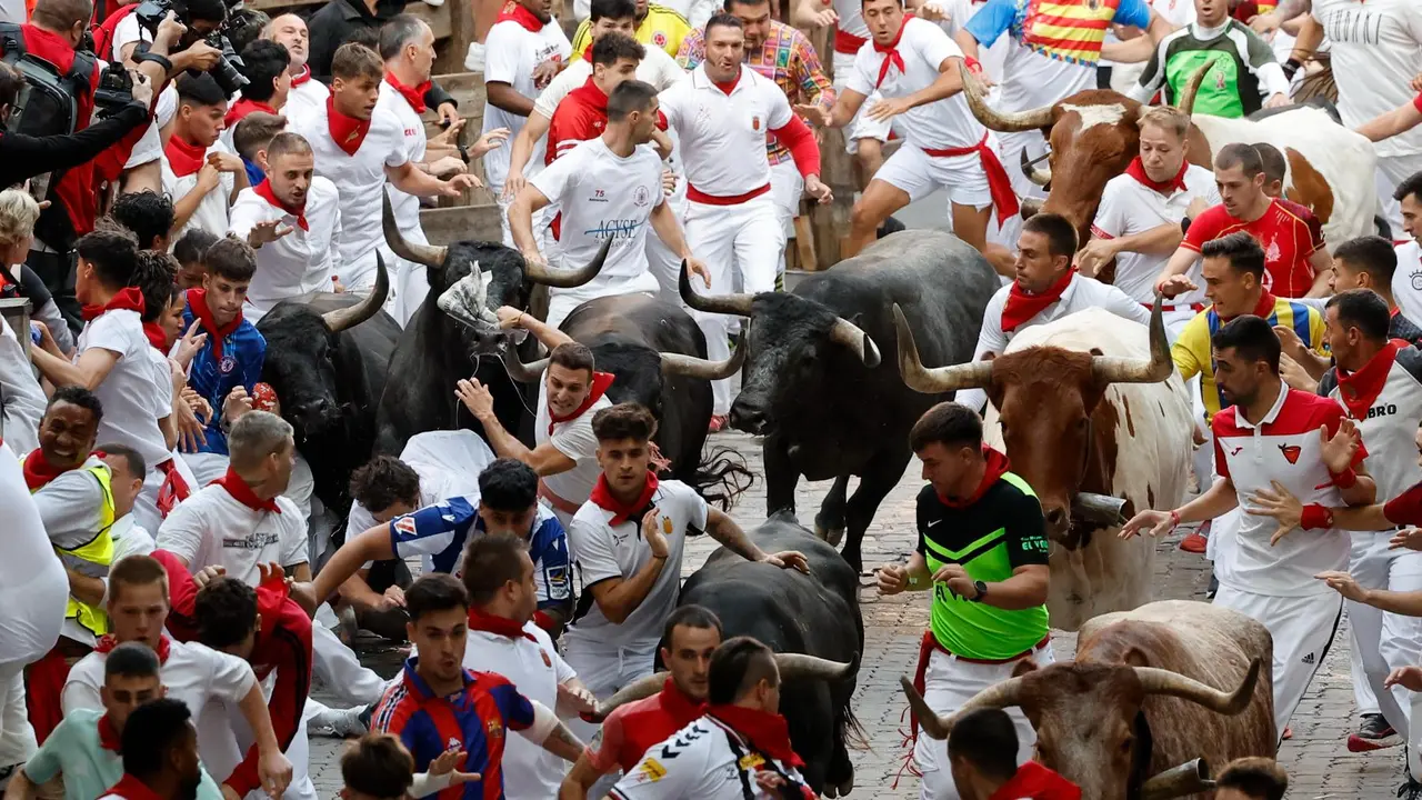 Octavo encierro de San Fermín 2025 el día 14 de julio con toros de Miura en la bajada al callejón. EFE - VILLAR LÓPEZ (12)
