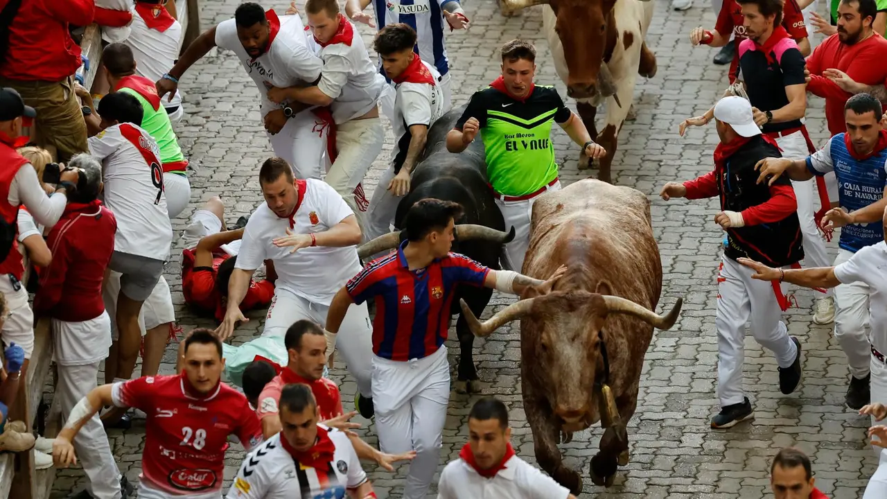 Octavo encierro de San Fermín 2025 el día 14 de julio con toros de Miura en la bajada al callejón. EFE - VILLAR LÓPEZ (13)