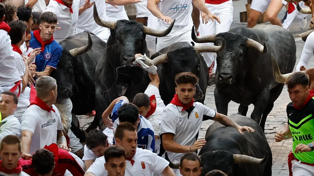 Octavo encierro de San Fermín 2025 el día 14 de julio con toros de Miura en la bajada al callejón. EFE - VILLAR LÓPEZ (14)
