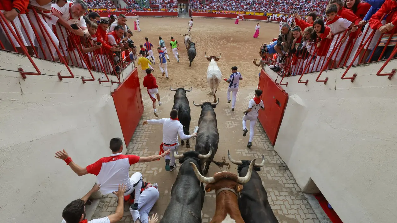 Octavo encierro de San Fermín 2025 el día 14 de julio con toros de Miura en el callejón. EFE - J.P. URDIROZ (1)
