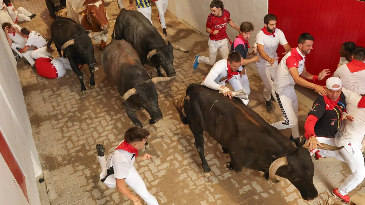 Octavo encierro de San Fermín 2025 el día 14 de julio con toros de Miura en el callejón. EFE - J.P. URDIROZ (4)