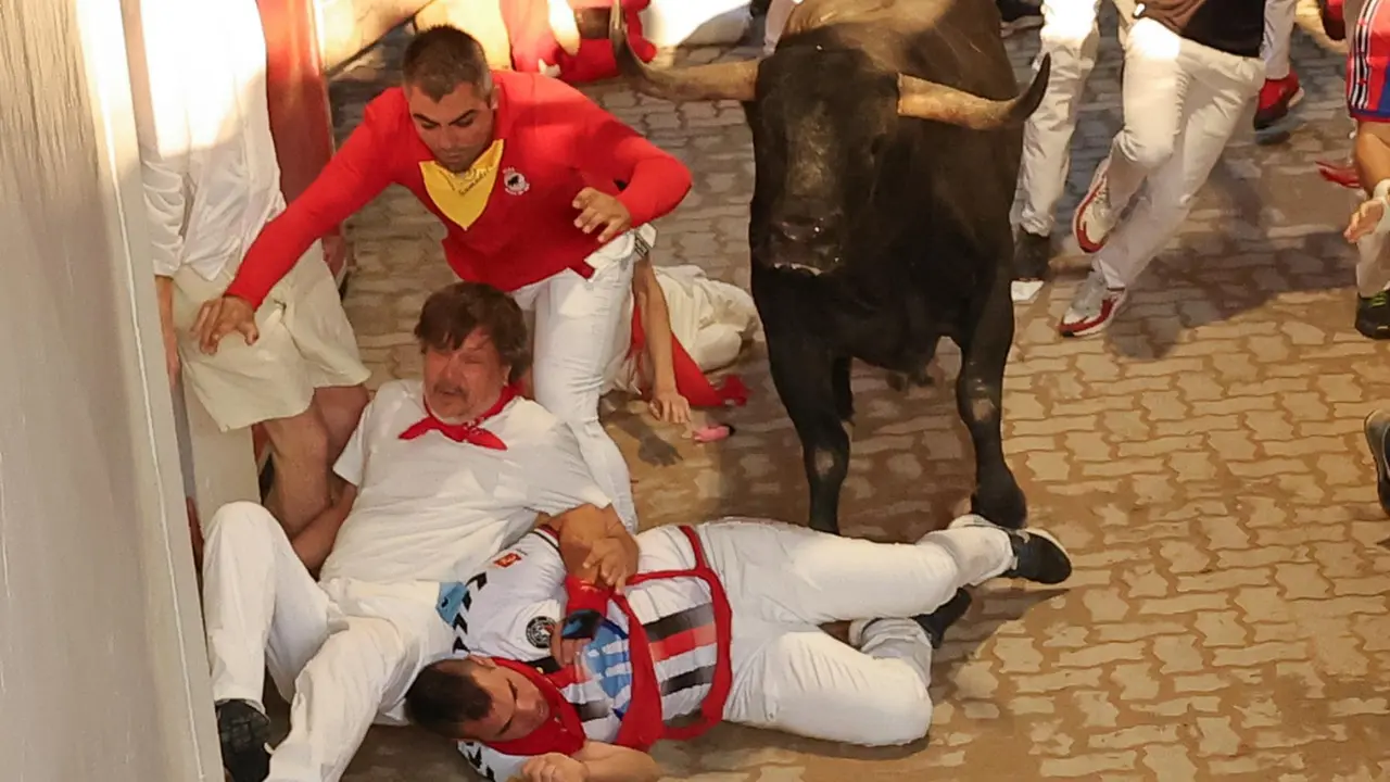 Octavo encierro de San Fermín 2025 el día 14 de julio con toros de Miura en el callejón. EFE - J.P. URDIROZ (3)