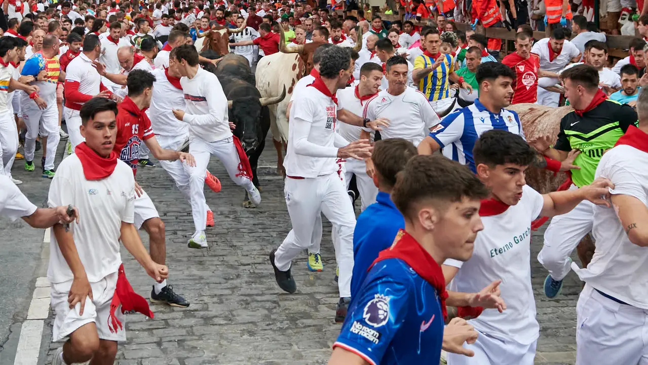 Octavo encierro de San Fermín 2025 con toros de la ganadería Miura en Telefónica. IRANZU LARRASOAÑA