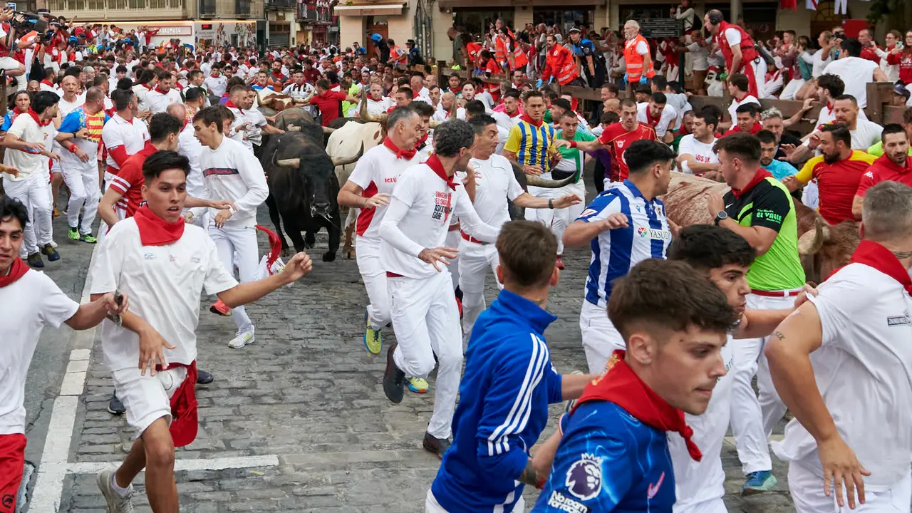 Octavo encierro de San Fermín 2025 con toros de la ganadería Miura en Telefónica. IRANZU LARRASOAÑA