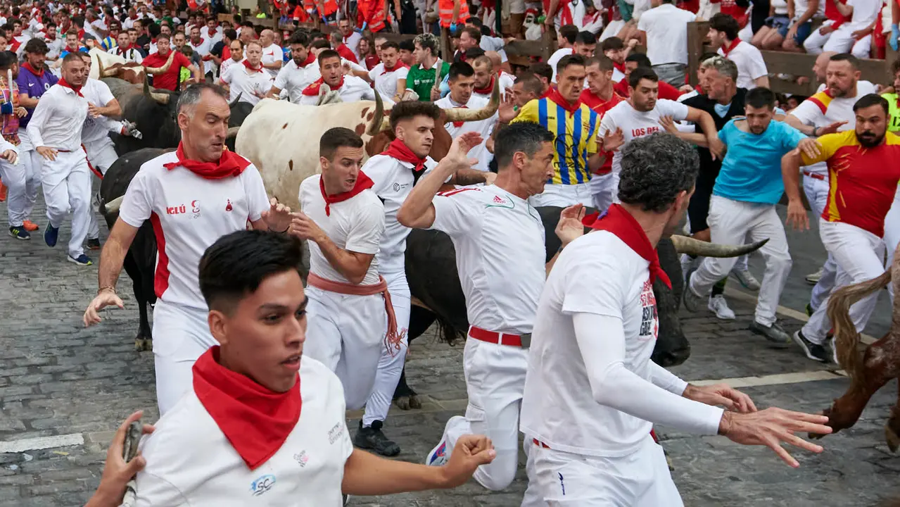 Octavo encierro de San Fermín 2025 con toros de la ganadería Miura en Telefónica. IRANZU LARRASOAÑA