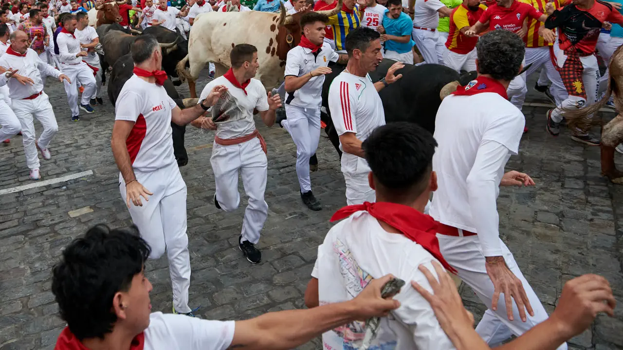 Octavo encierro de San Fermín 2025 con toros de la ganadería Miura en Telefónica. IRANZU LARRASOAÑA