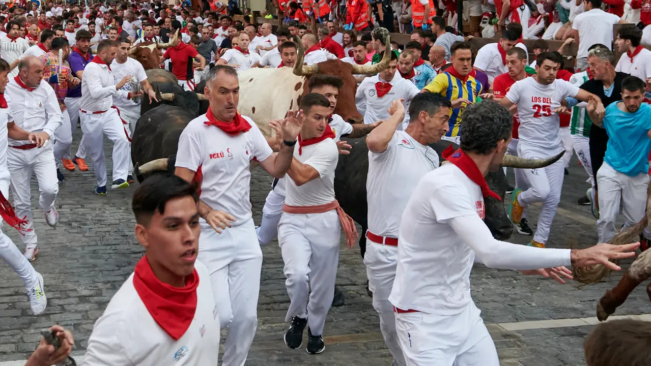Octavo encierro de San Fermín 2025 con toros de la ganadería Miura en Telefónica. IRANZU LARRASOAÑA