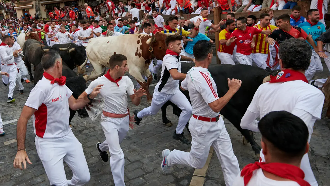 Octavo encierro de San Fermín 2025 con toros de la ganadería Miura en Telefónica. IRANZU LARRASOAÑA