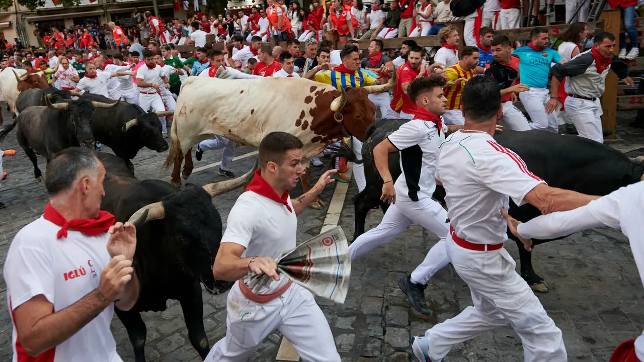 Octavo encierro de San Fermín 2025 con toros de la ganadería Miura en Telefónica. IRANZU LARRASOAÑA
