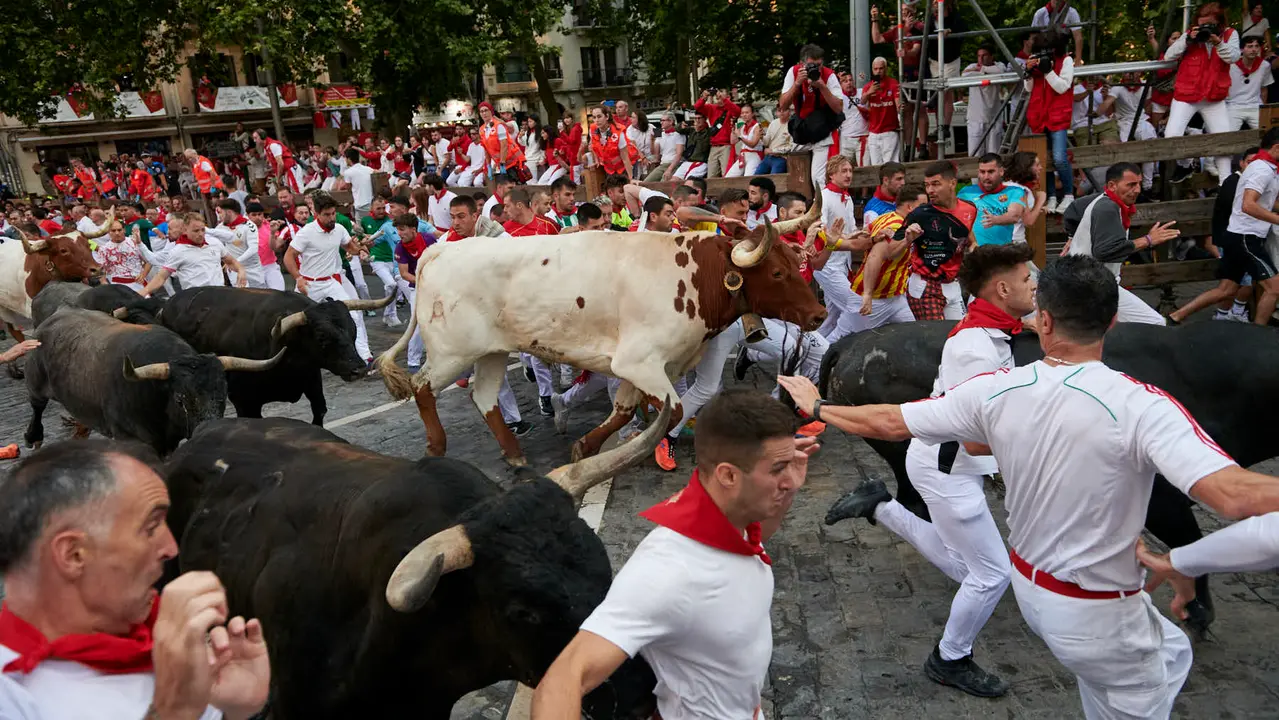 Octavo encierro de San Fermín 2025 con toros de la ganadería Miura en Telefónica. IRANZU LARRASOAÑA