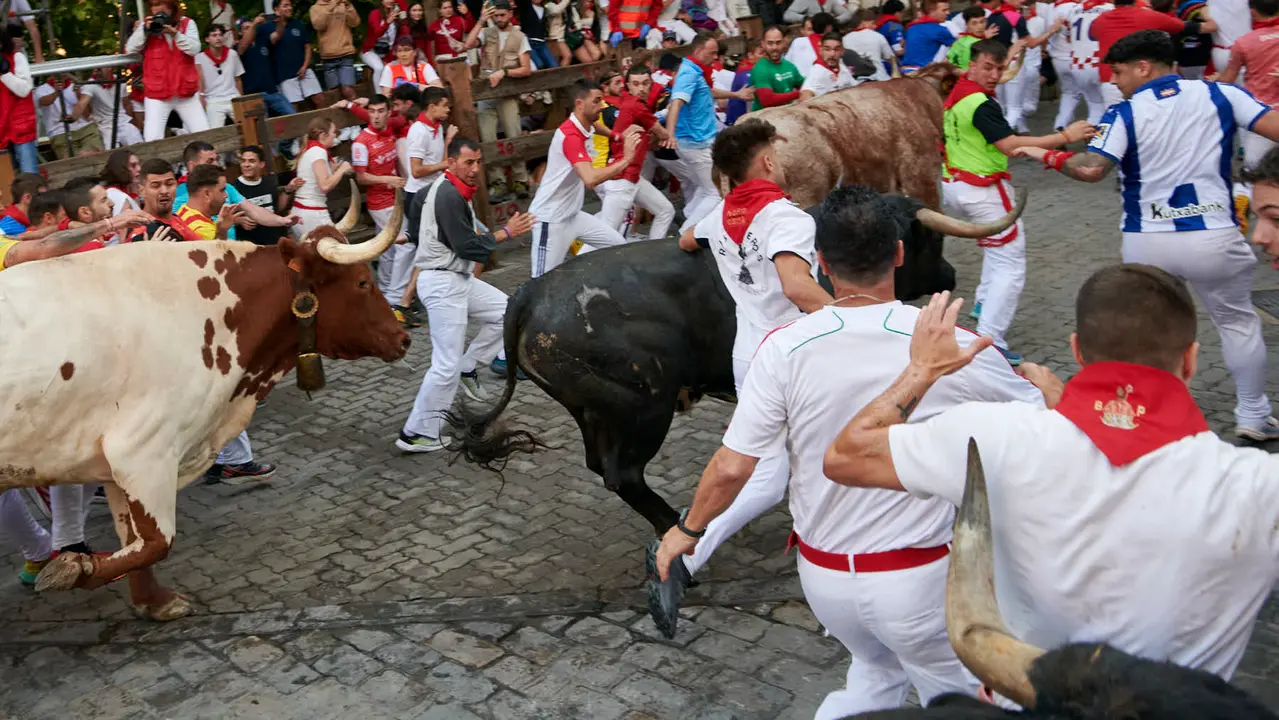 Octavo encierro de San Fermín 2025 con toros de la ganadería Miura en Telefónica. IRANZU LARRASOAÑA