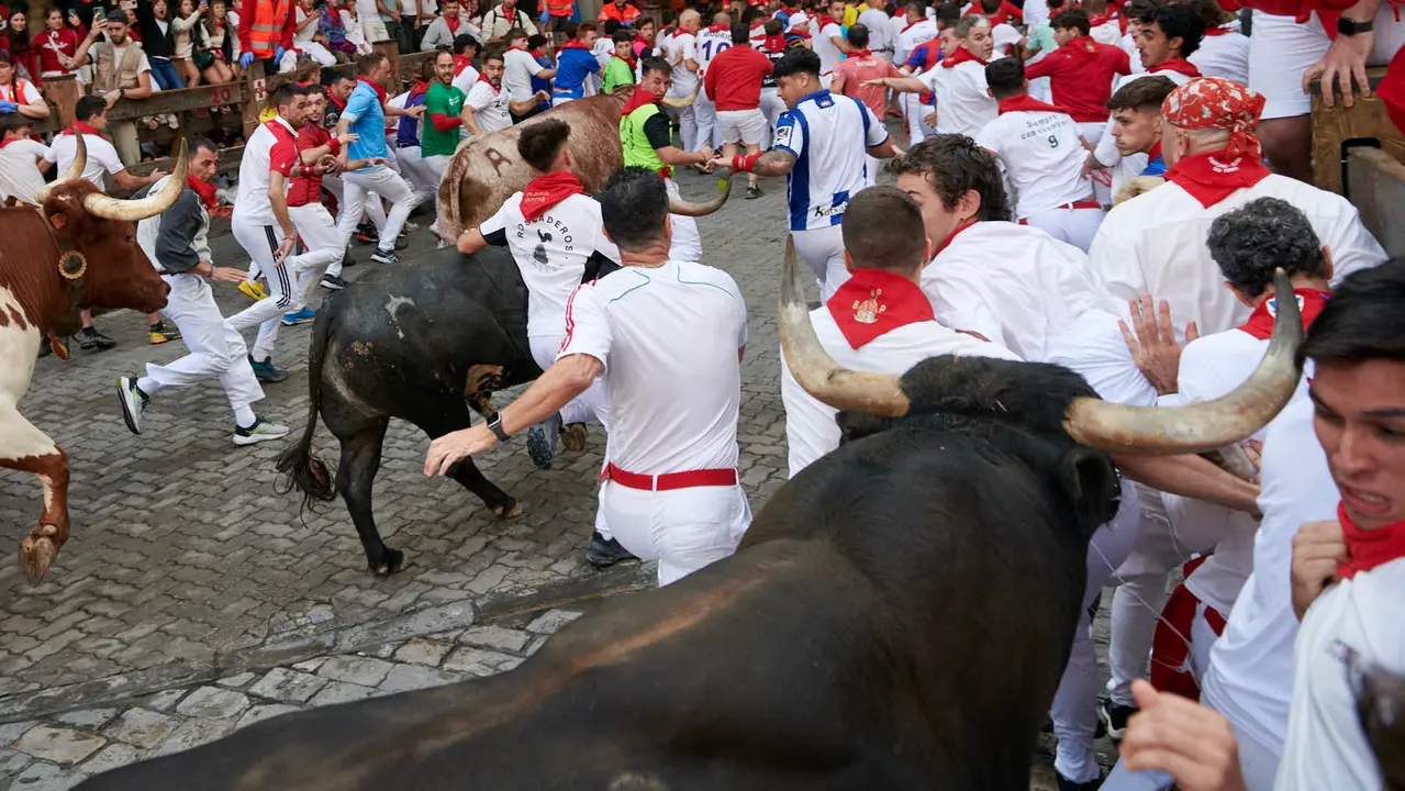 Octavo encierro de San Fermín 2025 con toros de la ganadería Miura en Telefónica. IRANZU LARRASOAÑA