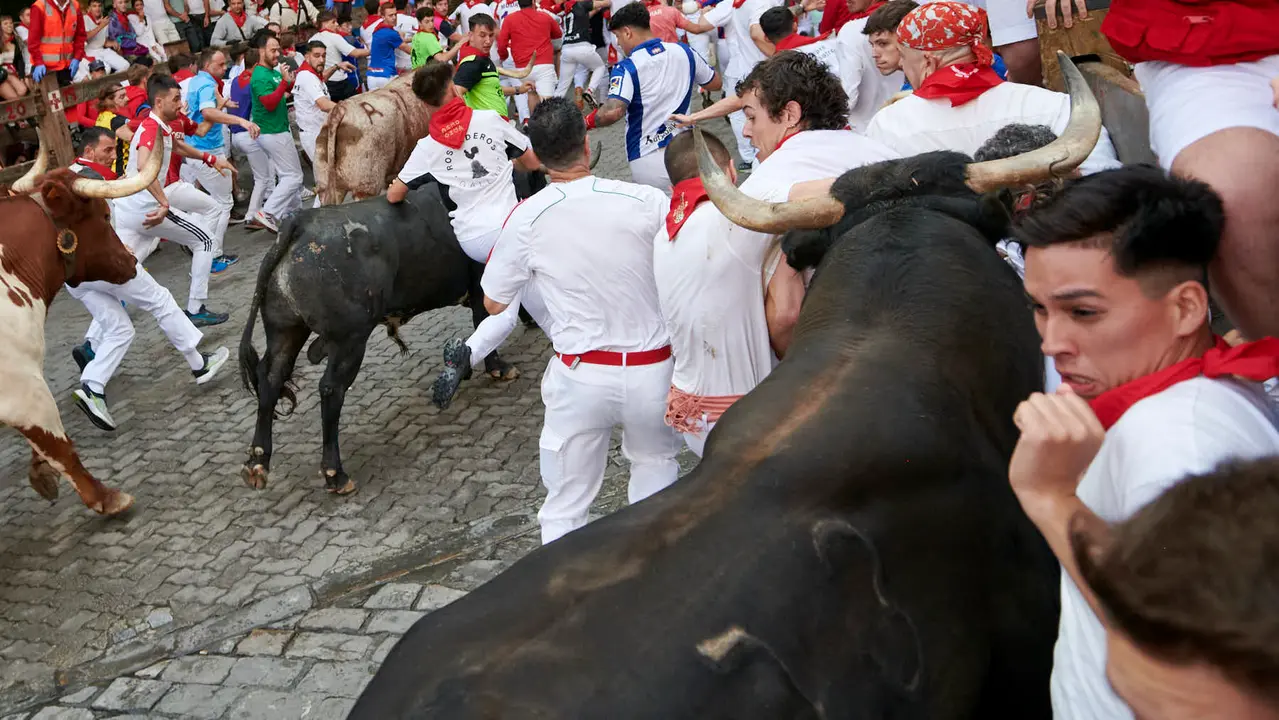 Octavo encierro de San Fermín 2025 con toros de la ganadería Miura en Telefónica. IRANZU LARRASOAÑA