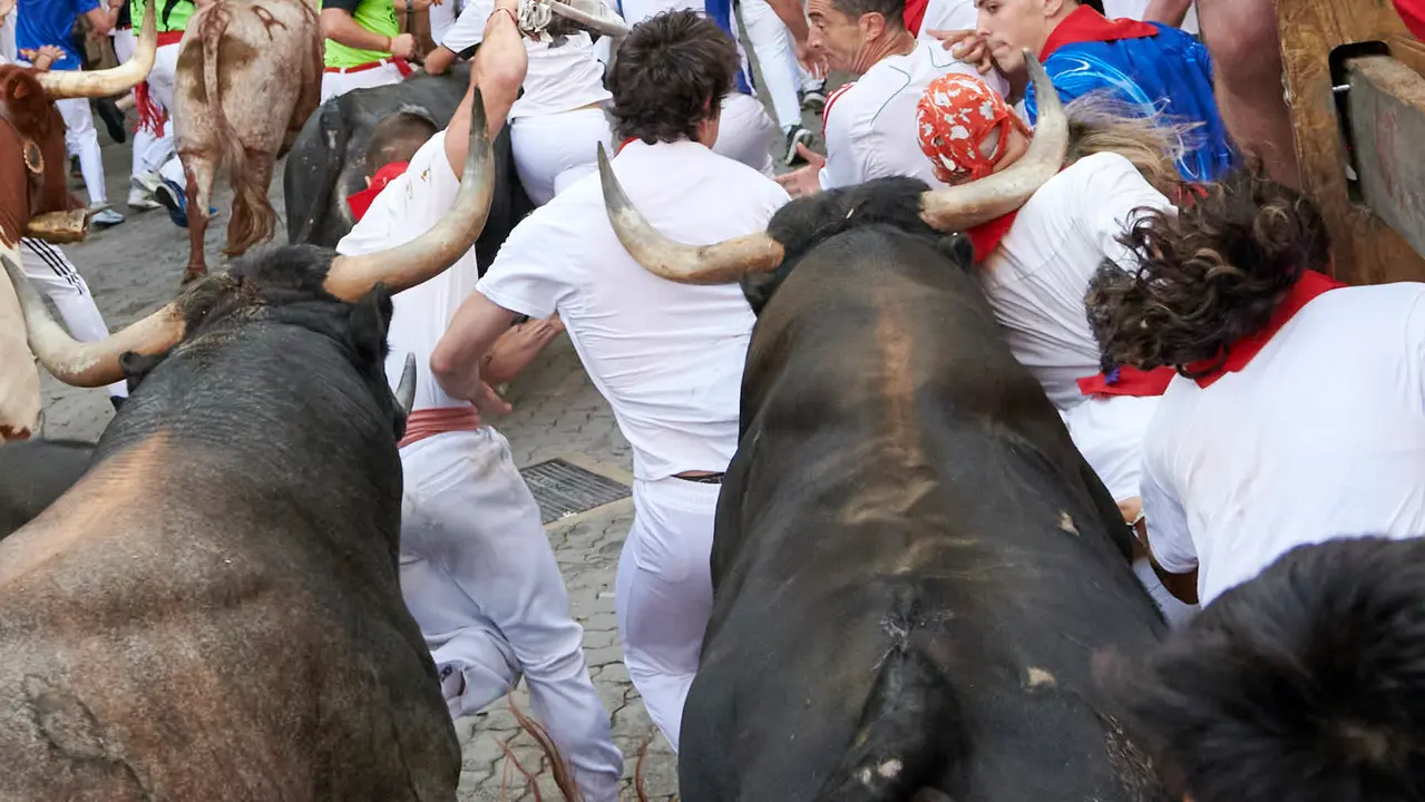 Octavo encierro de San Fermín 2025 con toros de la ganadería Miura en Telefónica. IRANZU LARRASOAÑA